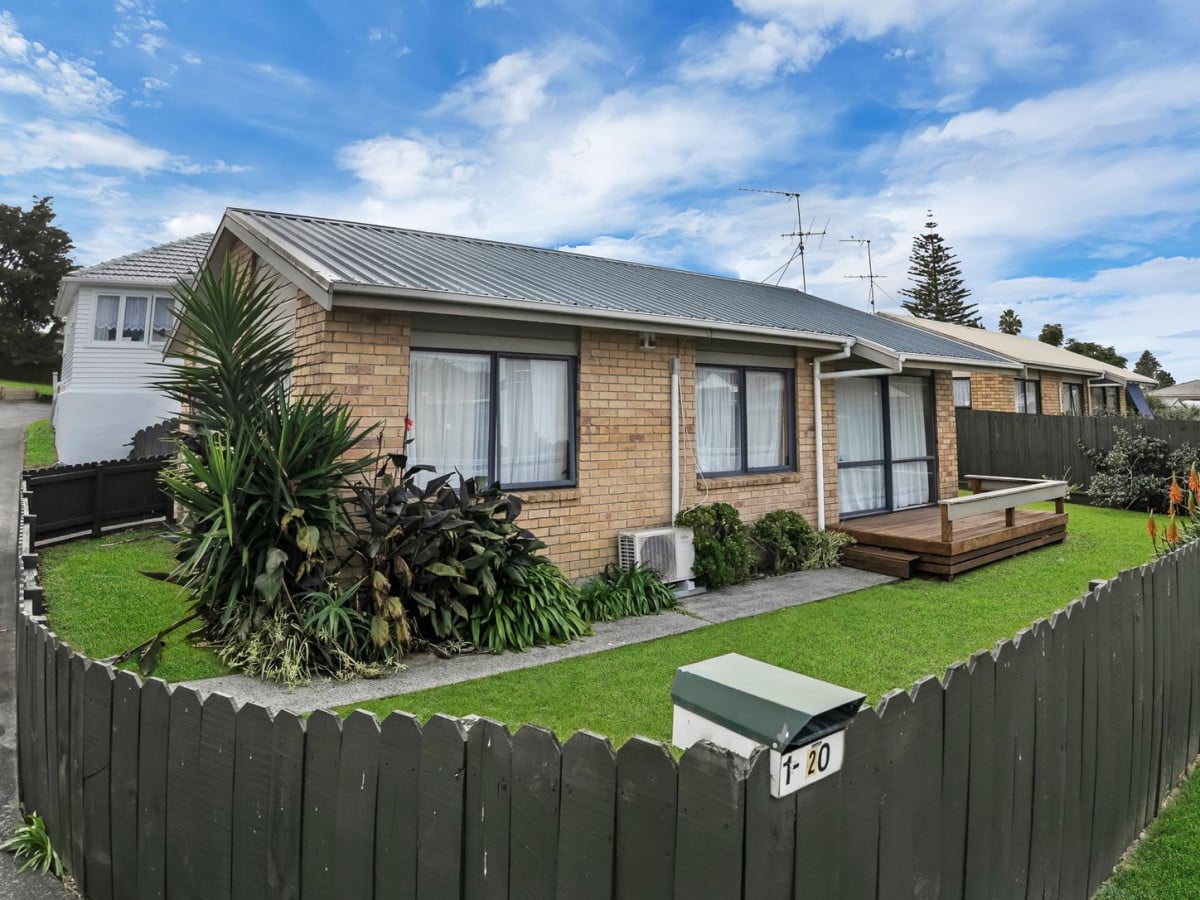 2 Standalone 2 beds 1 bath home with car parks, close to transport, shops, schools, and amenities, 1&3/20 Ingram Street, Papakura, Auckland
