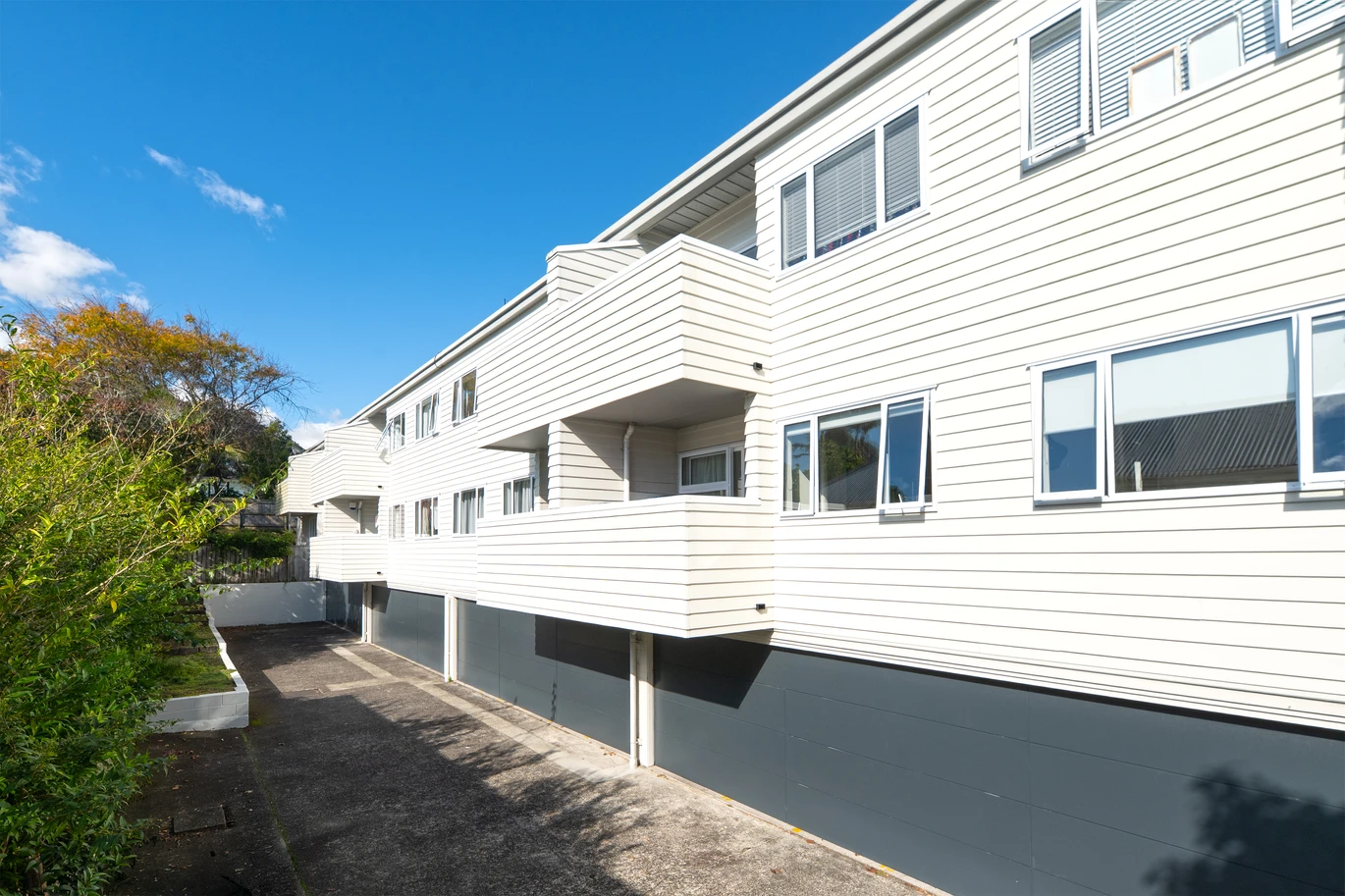 Motivated vendor wants it go, Double Grammar school zone, 2 beds 1 bath apartment, with a secure lock-up garage plus additional storage downstairs. close to shops, supermarket, schools, zoned for Auckland Grammar and Epsom Girls Grammar school, 38B Horoeka Avenue Mount Eden, Auckland