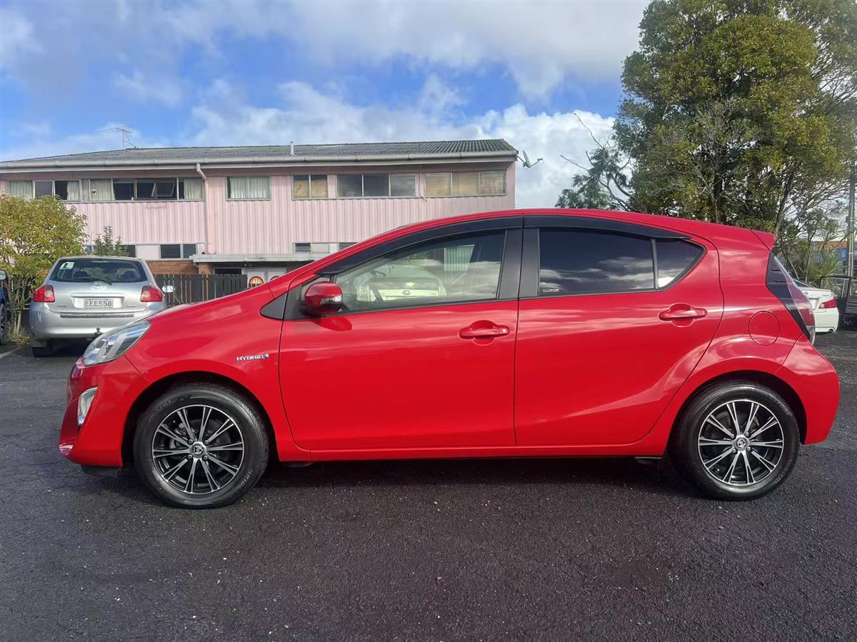 2015 Toyota Aqua Hatchback Automatic, 5 seats, Petrol, 1,496 cc, 119,748 km