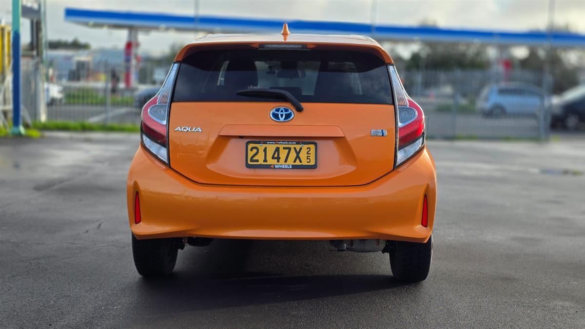2018 Toyota Aqua *Push Start*Reverse Camera*Nice Mags*3rd Gen* Hatchback Automatic, 5 seats, Hybrid, 1,496 cc, 105,584 km