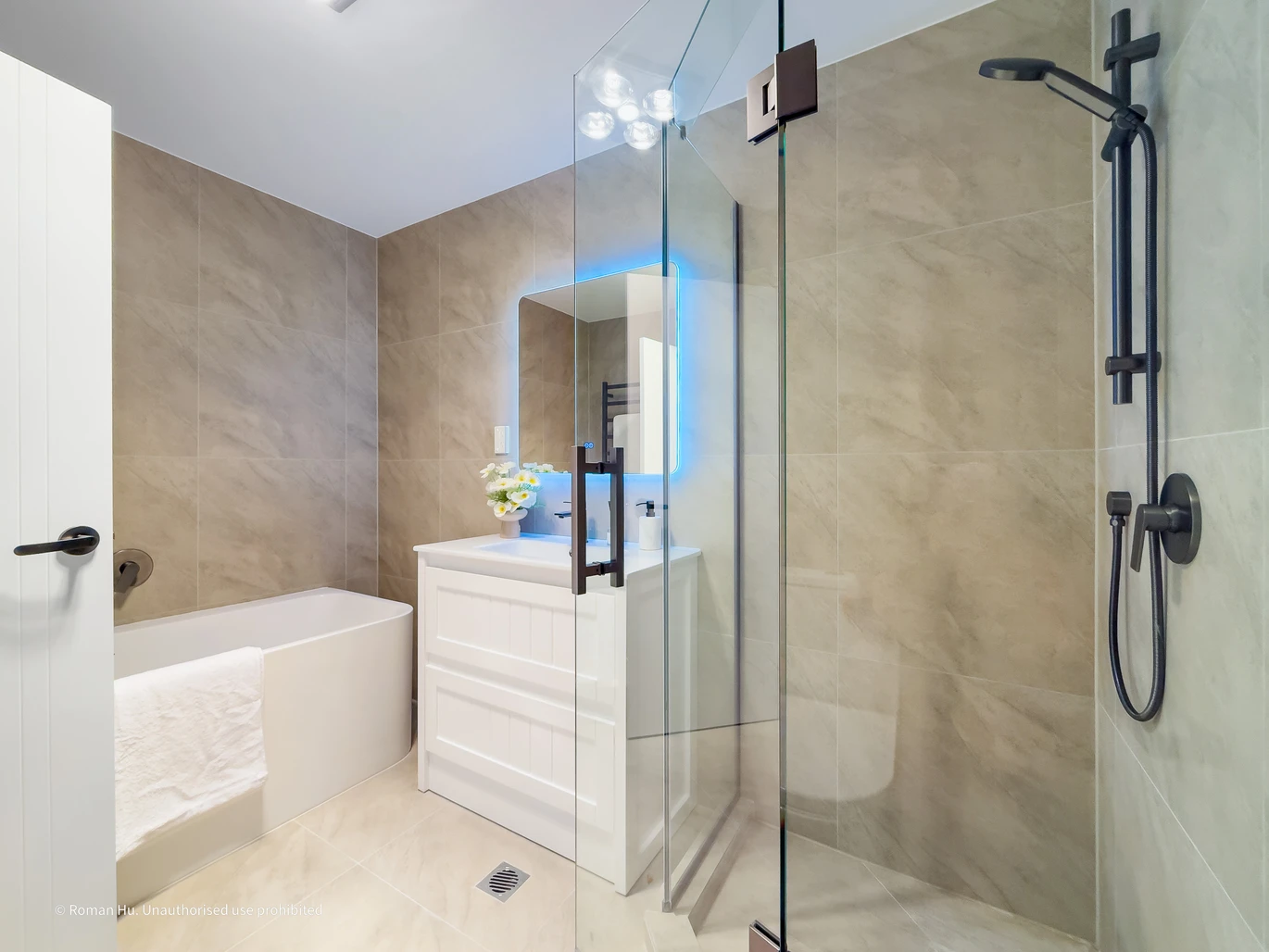 Brandnew 3 double bedrooms plus a dedicated home office/study 2.5 baths home with garage, zoned for Mangapikopiko School with elite ACG Strathallan just a short drive away. close to shops, motorway access, 25 Aratuhia Lane Rosehill, Auckland