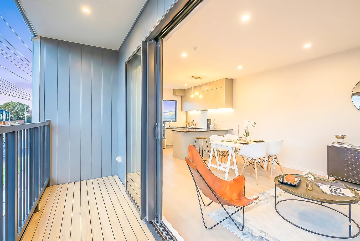 Urgent Sell, ASAP, Enquiries over $670K, 10-Year Master Build Guarantee. 140m2 Brandnew freehold 3 beds 2 baths home with garage, move-in ready, walk a mere 600m to Kelston Mall and Woolworths. 2/4052 Great North Road Glen Eden, Auckland