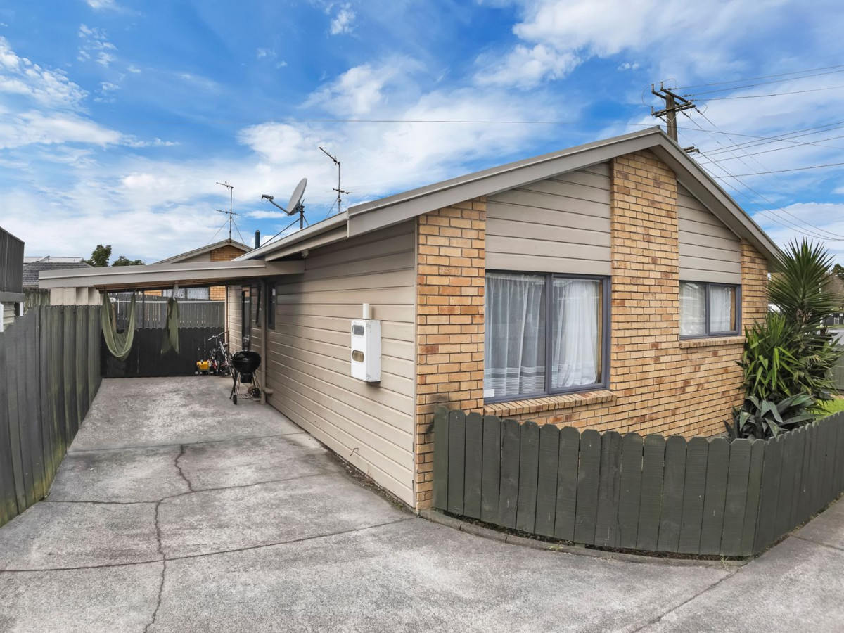 2 Standalone 2 beds 1 bath home with car parks, close to transport, shops, schools, and amenities, 1&3/20 Ingram Street, Papakura, Auckland