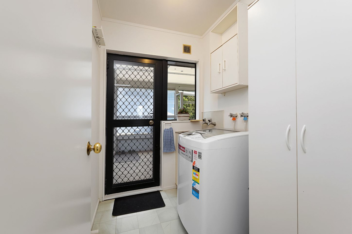 Owners Downsizing After 26 Years, 624m2 section, 190m2 3 beds 2 baths house with double garage, Zoned for the highly regarded Marina View School and Hobsonville Point Secondary School, with Marina View School just a short walk away, 112 West Harbour Drive, West Harbour, Auckland