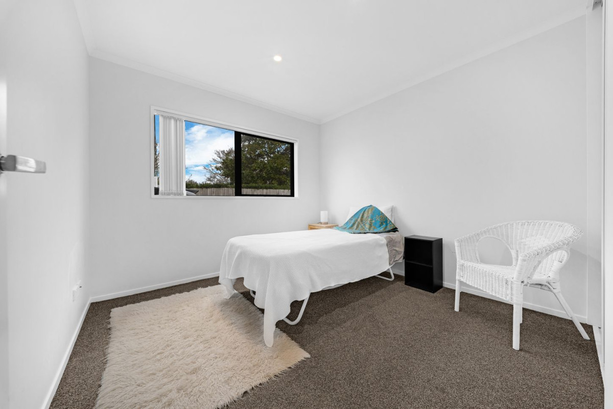 Must sell, 3 beds 2 baths home with garage on 205m2 section, located within walking distance to shops, supermarkets, cinemas, schools, 61a Wellington Street, Pukekohe, Auckland