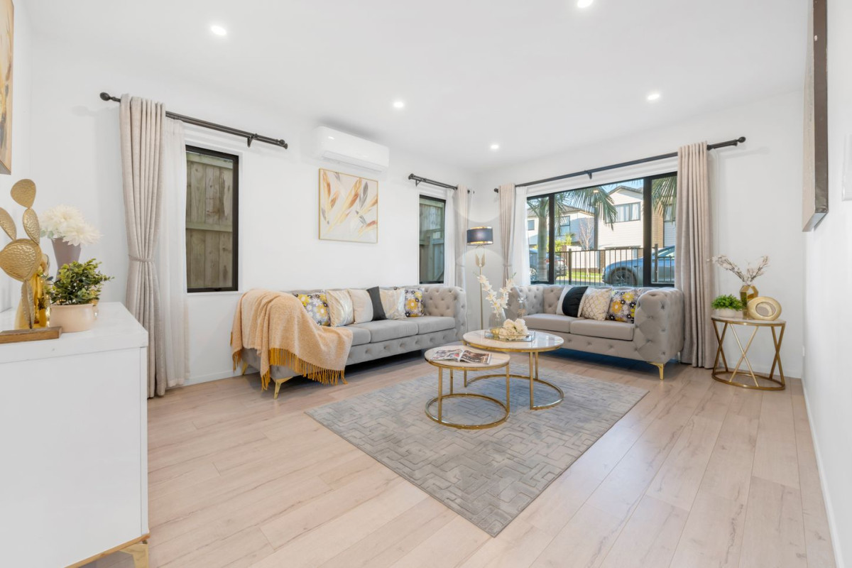 Mission Heights school zone, 2 Kitchens, Clever 1 + 5 layout, 6 beds (3 ensuites) 4.5 baths house, double garage, 34 Kilcooley Road, Flat Bush, Auckland