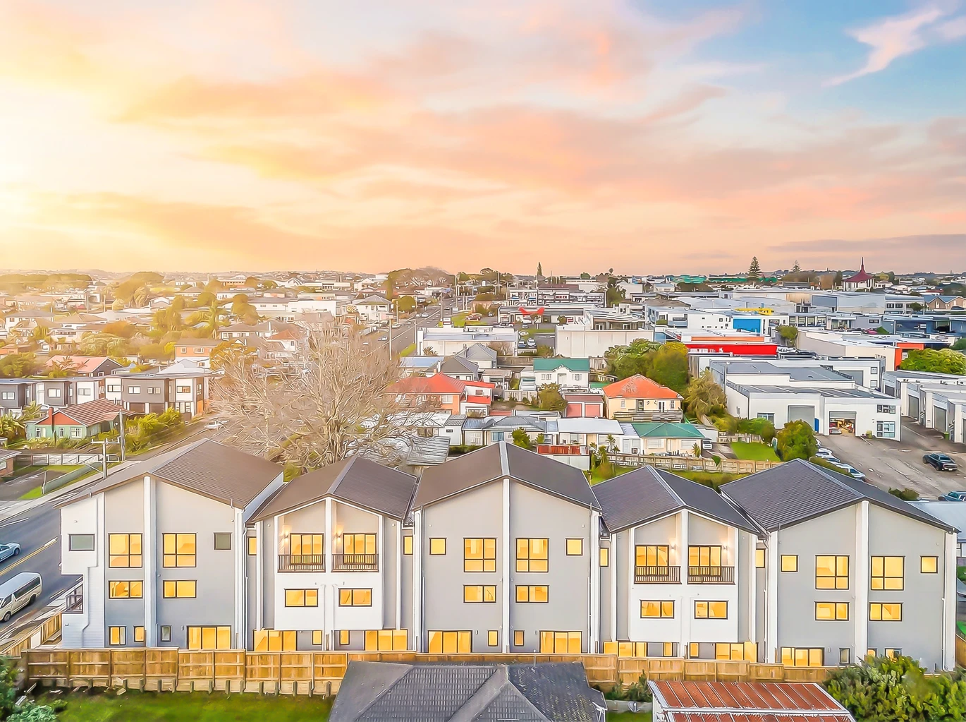 Urgent Sell, ASAP, Enquiries over $670K, 10-Year Master Build Guarantee. 140m2 Brandnew freehold 3 beds 2 baths home with garage, move-in ready, walk a mere 600m to Kelston Mall and Woolworths. 4/4052 Great North Road Glen Eden, Auckland