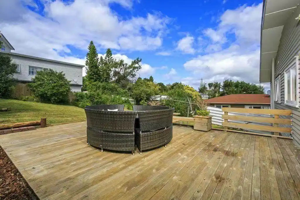 Double Westlake school zone, 675m2 section with RC & EPA APPROVED | BC SUBMITTED, 4 beds 2 baths house with garage, Upstairs: 3 generous bedrooms + 1 bathroom, Ground floor: 1 large bedroom + 1 bathroom, currently rented for $900/week, 0.2 km to Forrest Hill School, 0.5 km to Westlake Boys’ High School, 1.1 km to Westlake Girls’ High School, 24 Arrow Road, Forrest Hill,Auckland