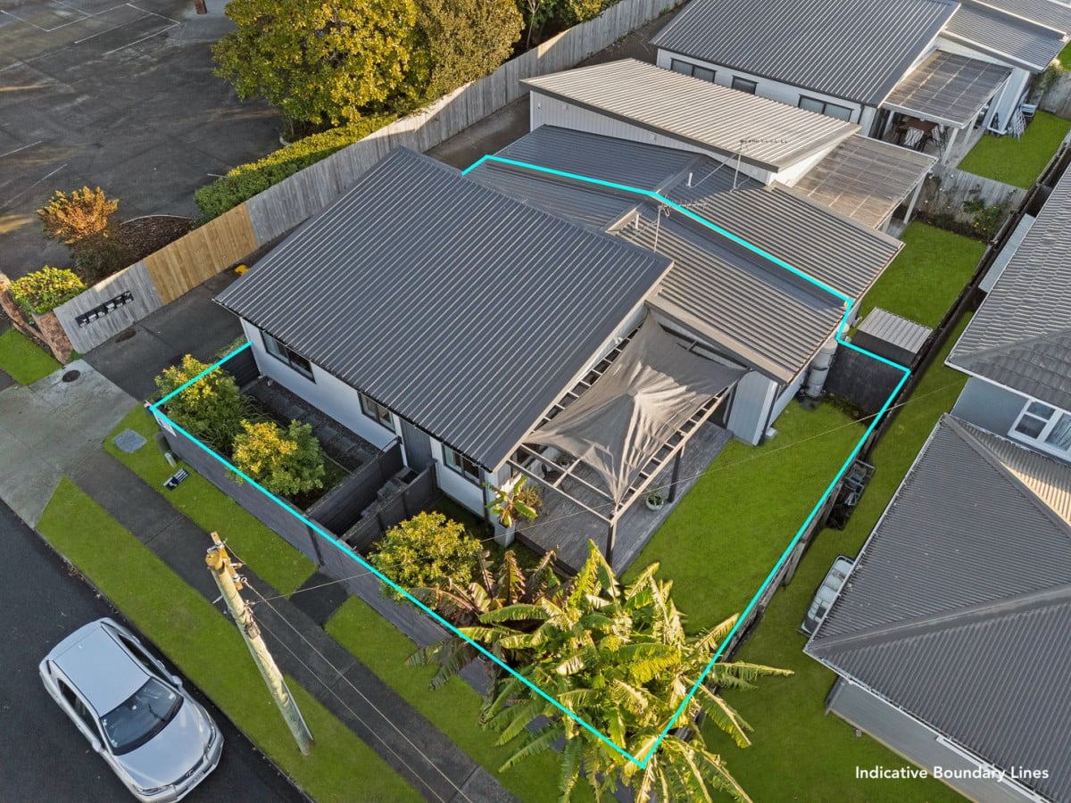 Must sell, 3 beds 2 baths home with garage on 205m2 section, located within walking distance to shops, supermarkets, cinemas, schools, 61a Wellington Street, Pukekohe, Auckland