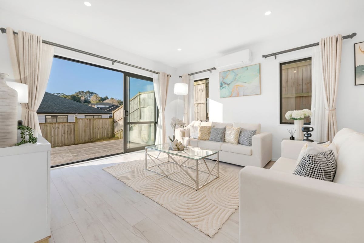 Mission Heights school zone, 2 Kitchens, Clever 1 + 5 layout, 6 beds (3 ensuites) 4.5 baths house, double garage, 34 Kilcooley Road, Flat Bush, Auckland