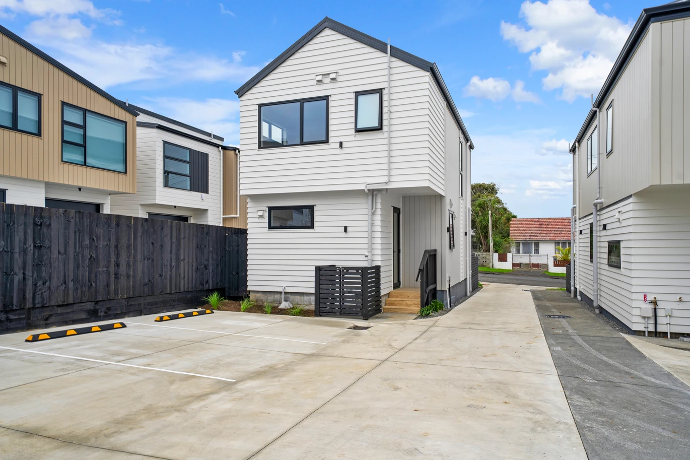 10-Years Stamford Warranty Insurance, Brandnew standalone 3 beds 2.5 baths home with car park, freehold, no body corp or society fee, close to motorway access, local shops, Lot 1/5 Richard Road Mangere, Auckland