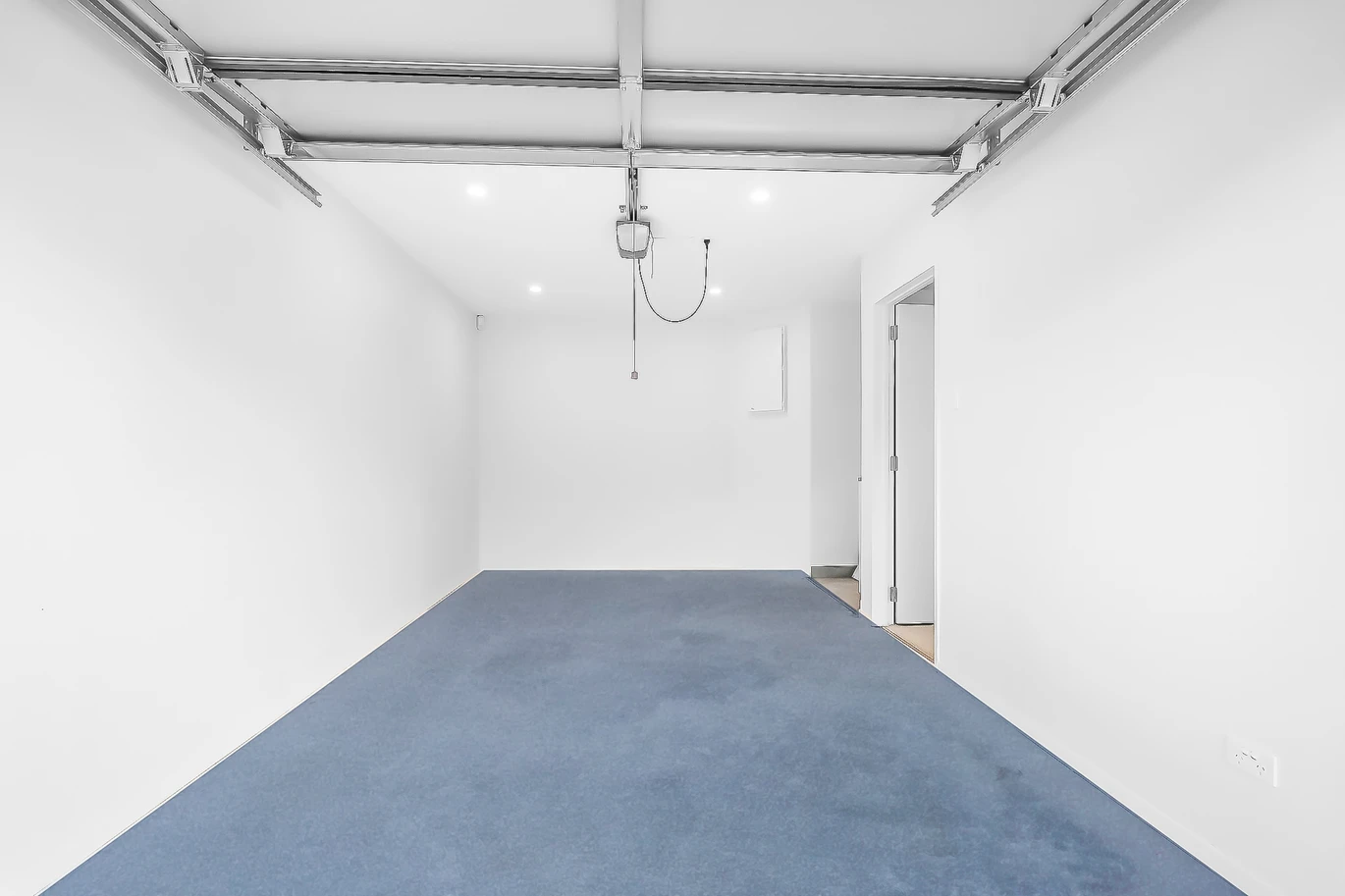 Urgent Sell, ASAP, Enquiries over $670K, 10-Year Master Build Guarantee. 140m2 Brandnew freehold 3 beds 2 baths home with garage, move-in ready, walk a mere 600m to Kelston Mall and Woolworths. 9/4052 Great North Road Glen Eden, Auckland