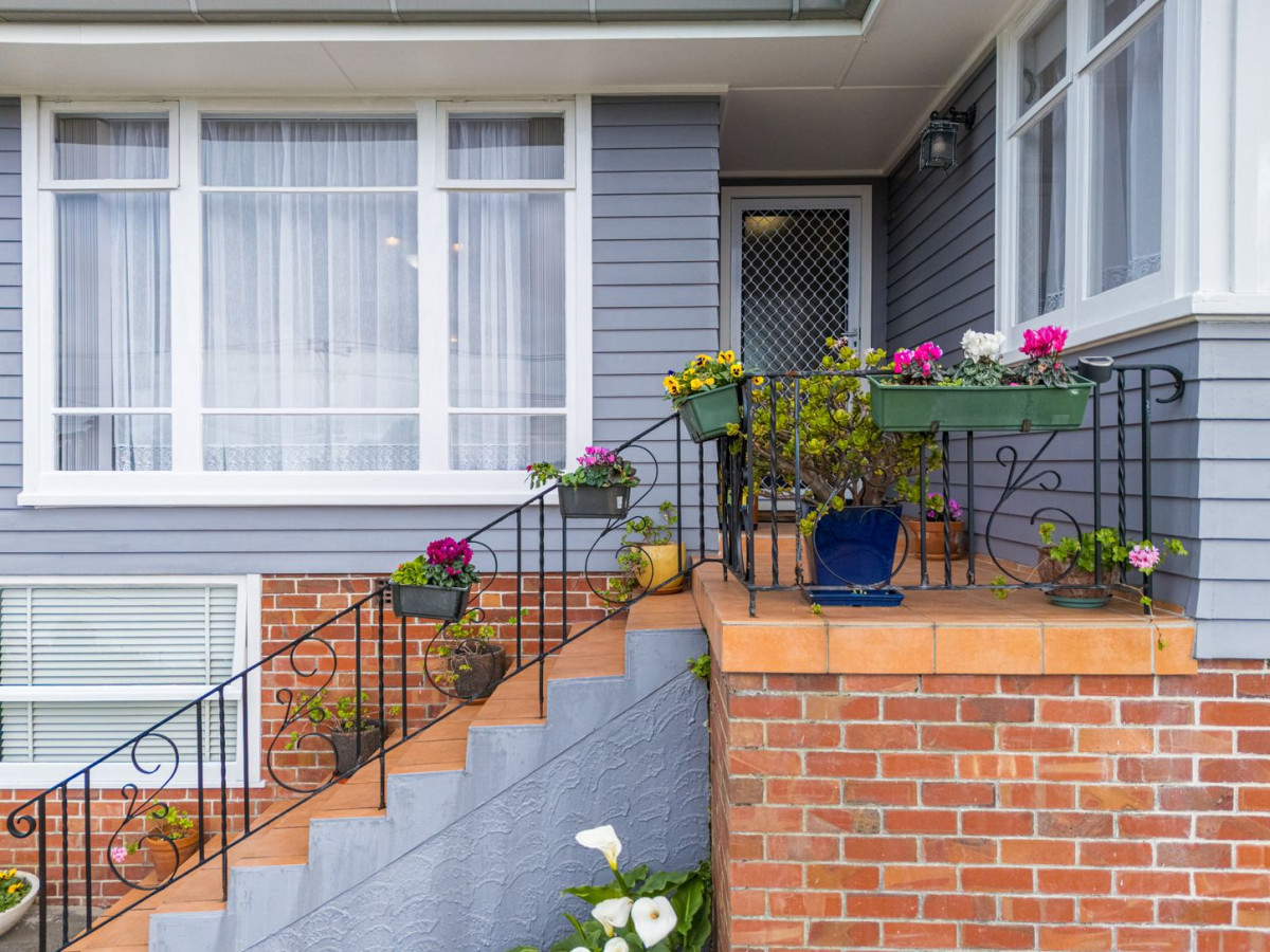 453m2 section, Selling After 27 Years To Downsize, 3 beds 2 baths house with 2 single garages, close to schools, shops, 10 Kelwyn Road, Kelston, Auckland