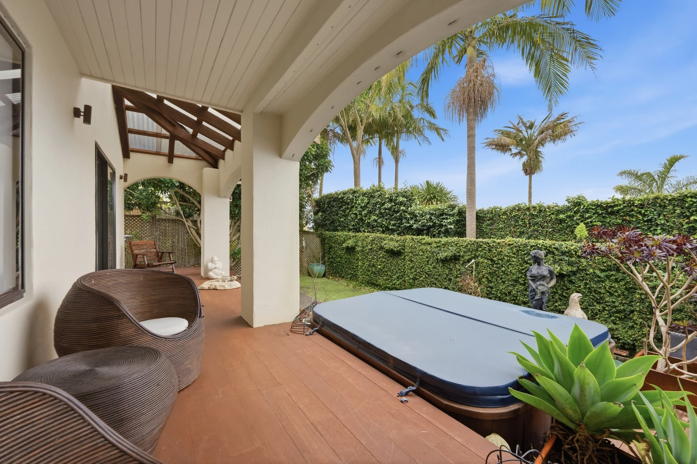 Built with a modern cavity system, 247m2 4 beds 2.5 baths house with double garage and a basement wine cellar, zoned for Marina View School, Hobsonville School, Hobsonville Point Secondary School, St Paul’s School, 157C Hobsonville Road West Harbour, Auckland