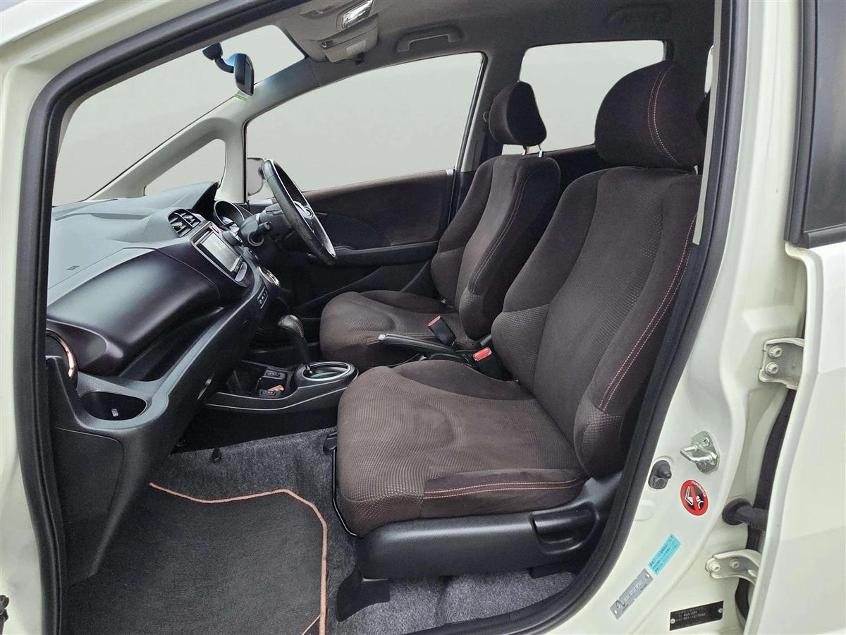 2012 Honda Fit HYBRID !! Top Spec !! heated seats !! Cruise control !! Reverse camera Hatchback Automatic, 5 seats, Hybrid, 1,339 cc, 154,359 km