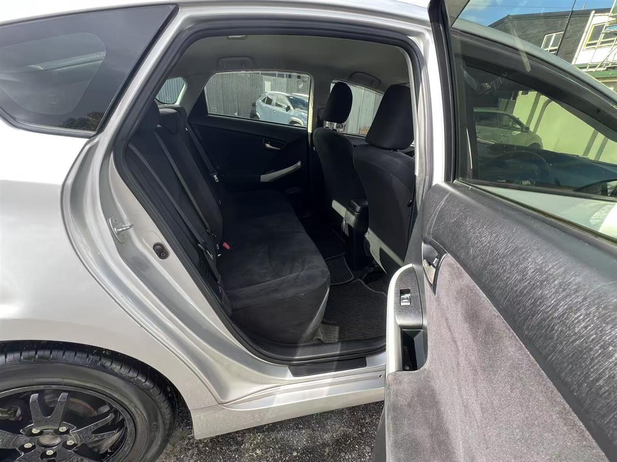 2013 Toyota Prius Hatchback Automatic, 5 seats, Silver, 3 owners, Petrol, 1,790 cc, 402,044 km