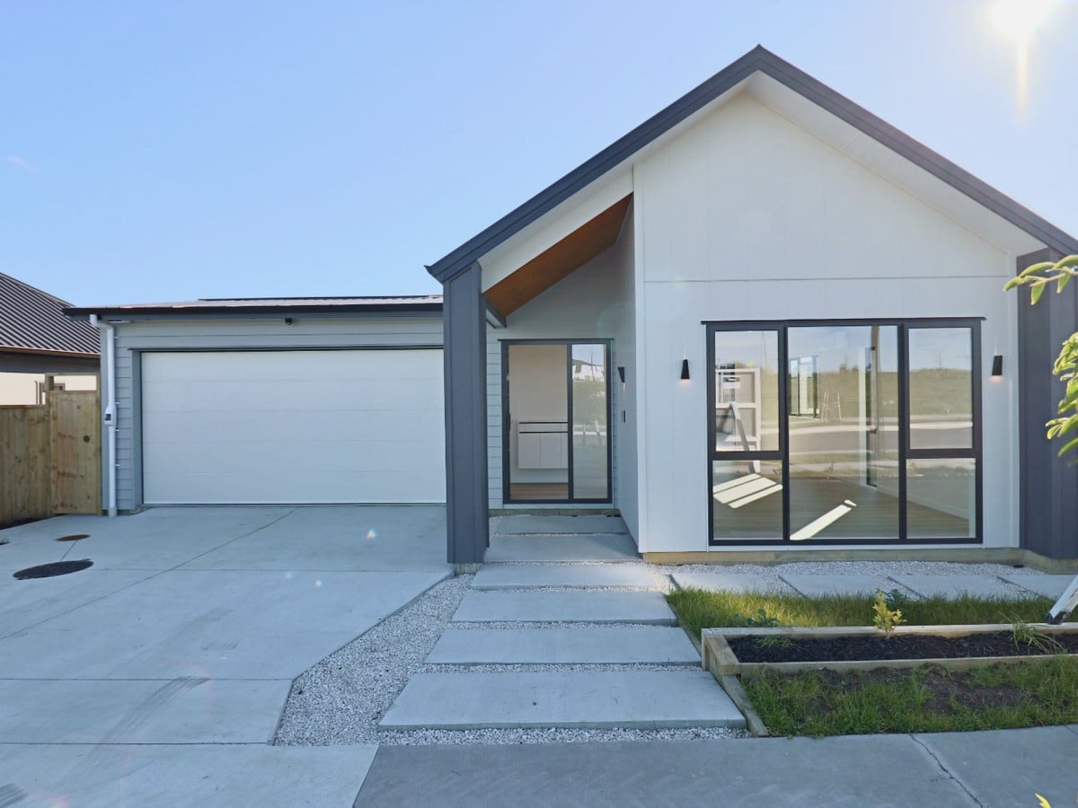 For rent, No pets, no smokers., 4 beds 2 baths house with double garage in Karaka Village, Available on Sat 27th Jun, Karaka, Auckland