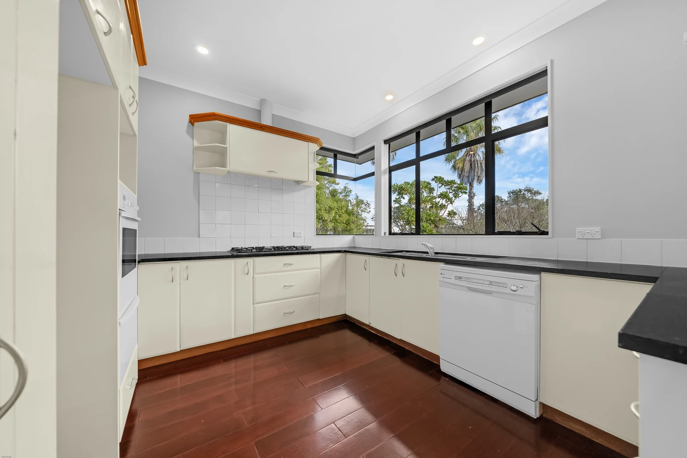 Grand Family Living on 806m² in Dannemora, 280m2 6 beds 3 baths house with double garage, Botany Downs Secondary College zone, 15 Kilkenny Drive East Tamaki Heights, Auckland