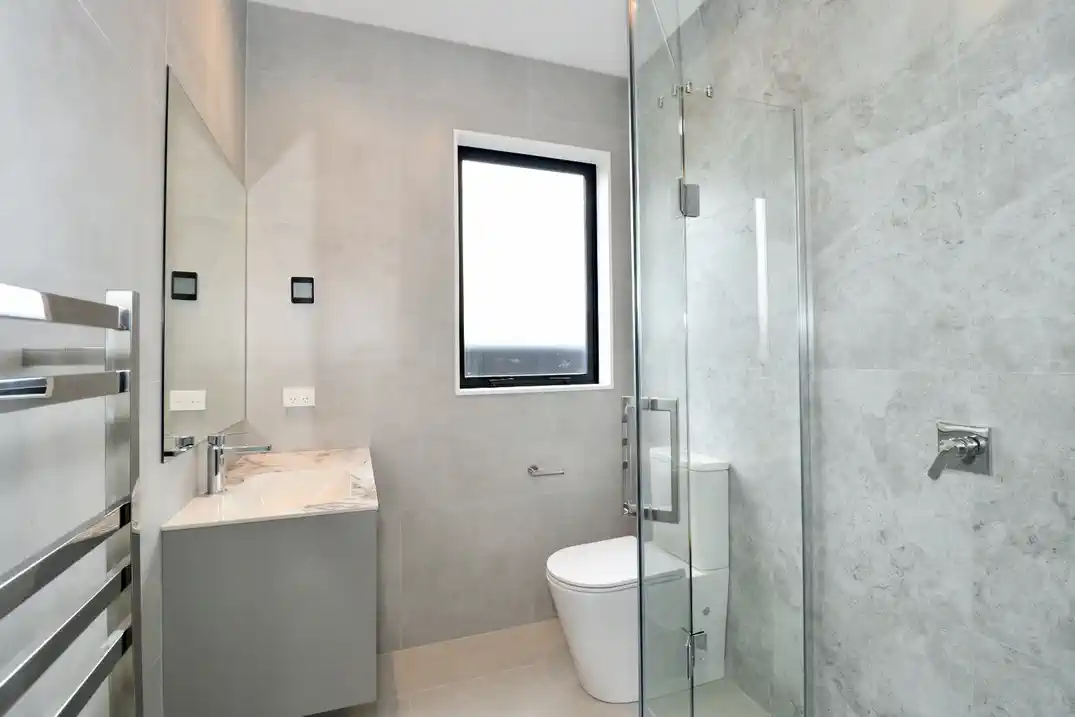 For rent, No Pet, No smoker, 5 beds 3 baths house with garage, including a self-contained 1-bedroom unit with its own living area, separate entry, and subletting allowed, Available from the 7th July, 13 Ngakau Road, Drury, Auckland