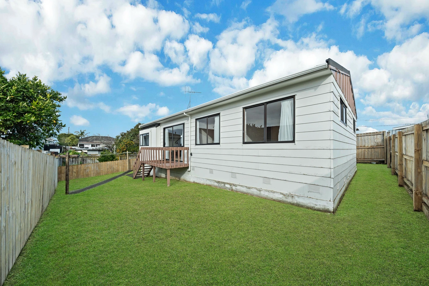 Once for around 41 years, Auction RESERVE SET $500,000, Standalone 3 beds 1 bath house with garage, The owners are ready to move on, 2/36 York Road Papatoetoe, Auckland