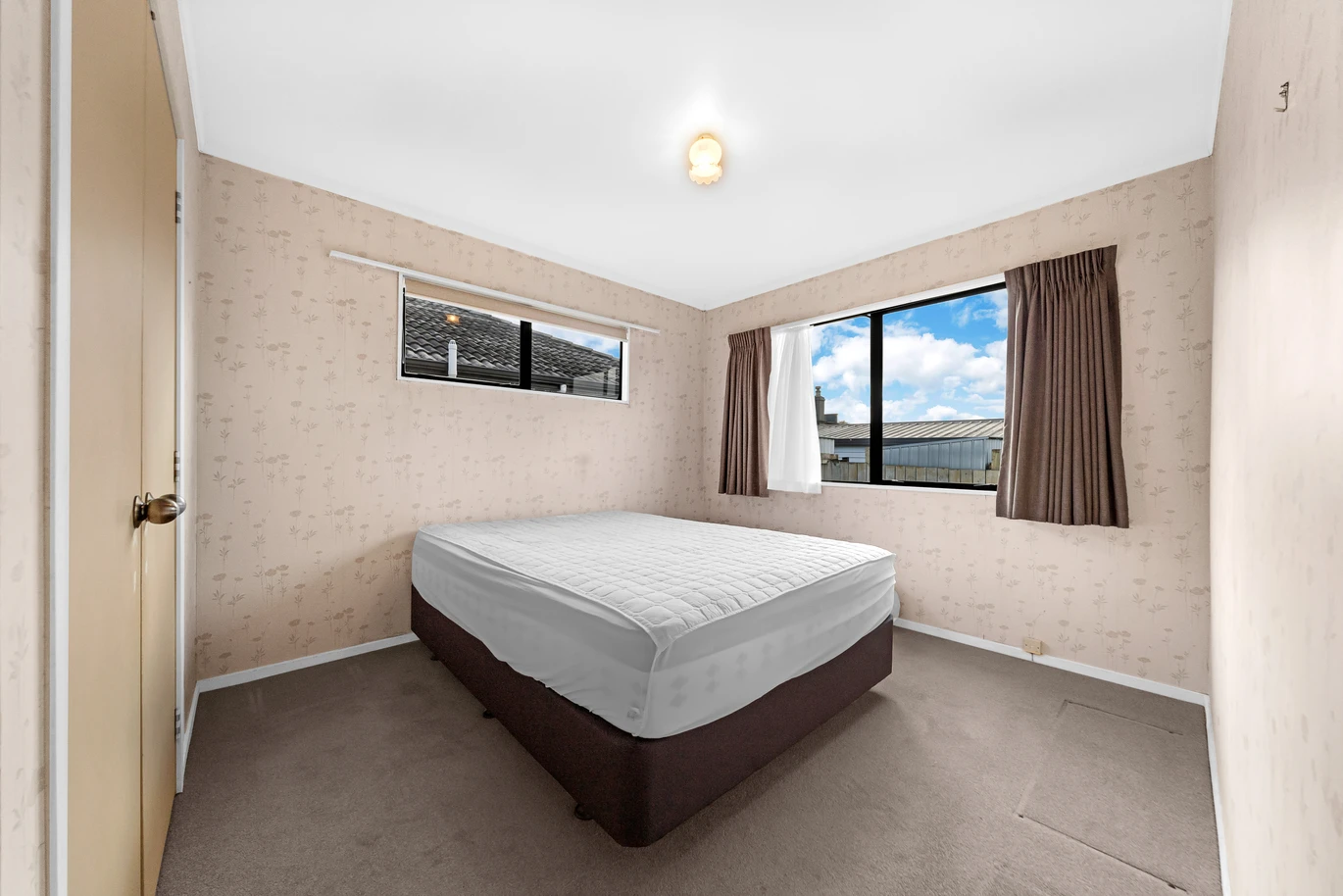 Once for around 41 years, Auction RESERVE SET $500,000, Standalone 3 beds 1 bath house with garage, The owners are ready to move on, 2/36 York Road Papatoetoe, Auckland