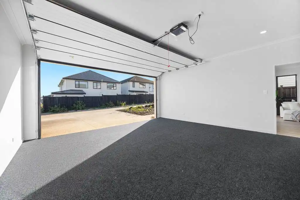 2 kitchens, 6 beds (4 ensuites) 5.5 baths house with double garage and 2 beds granny, 39 Park Green Avenue, Karaka, Auckland