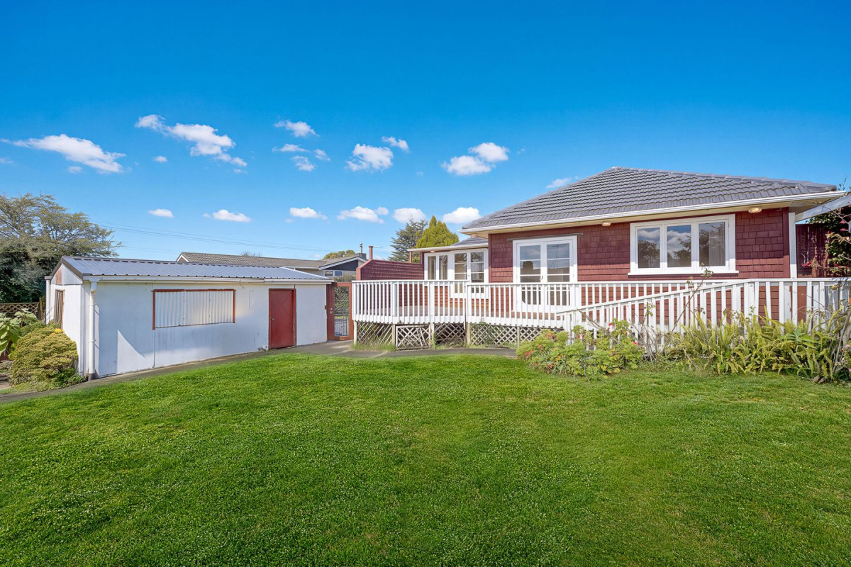 828m2 section, Brick and tile 3 beds 2 baths house with double garage, 27 Metcalfe Road, Ranui, Auckland