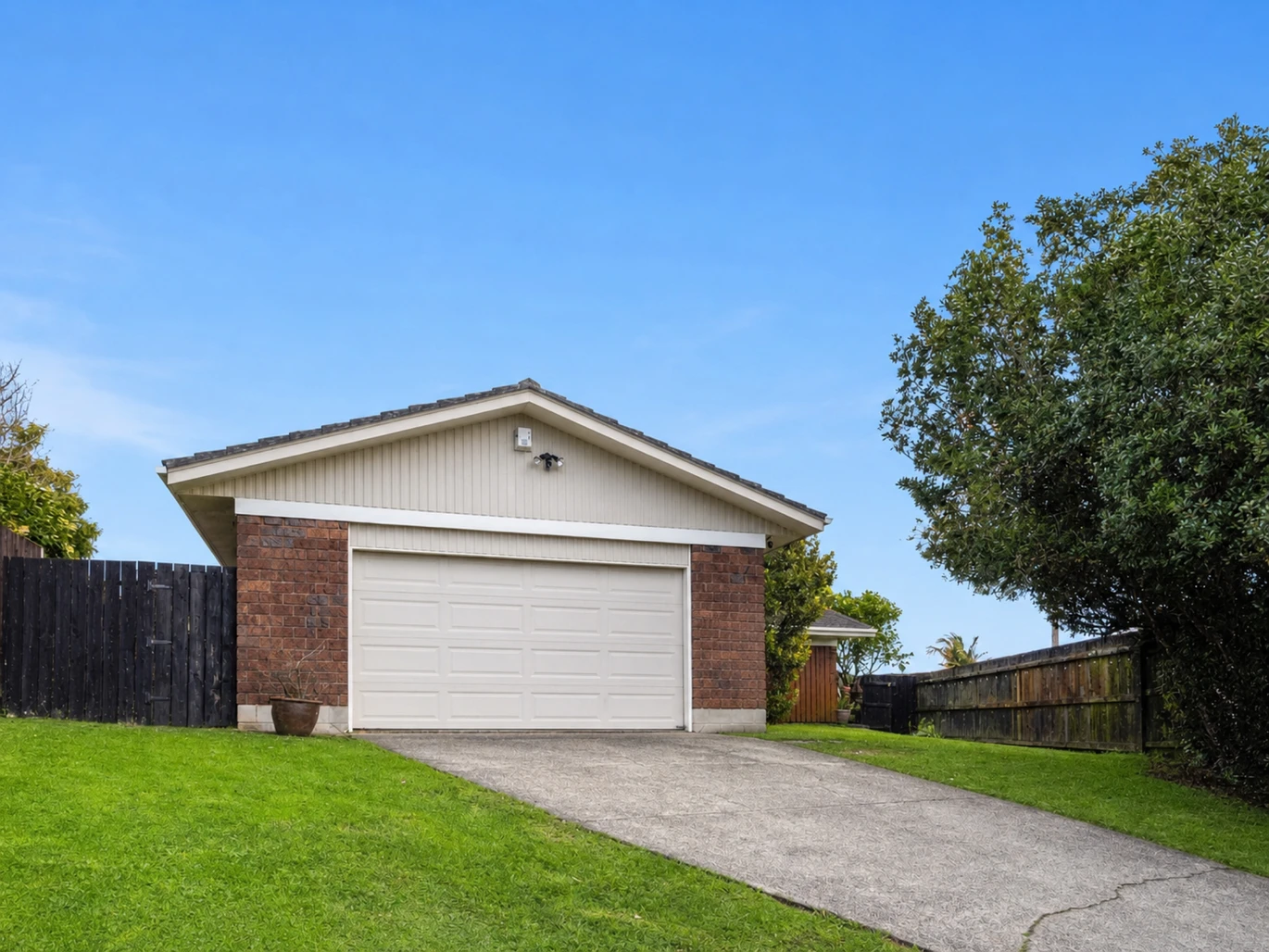 651m2 section, 200m2 Brick and tile 3 beds 2 baths house with double garage, 36 Frank Evans Place Henderson, Auckland