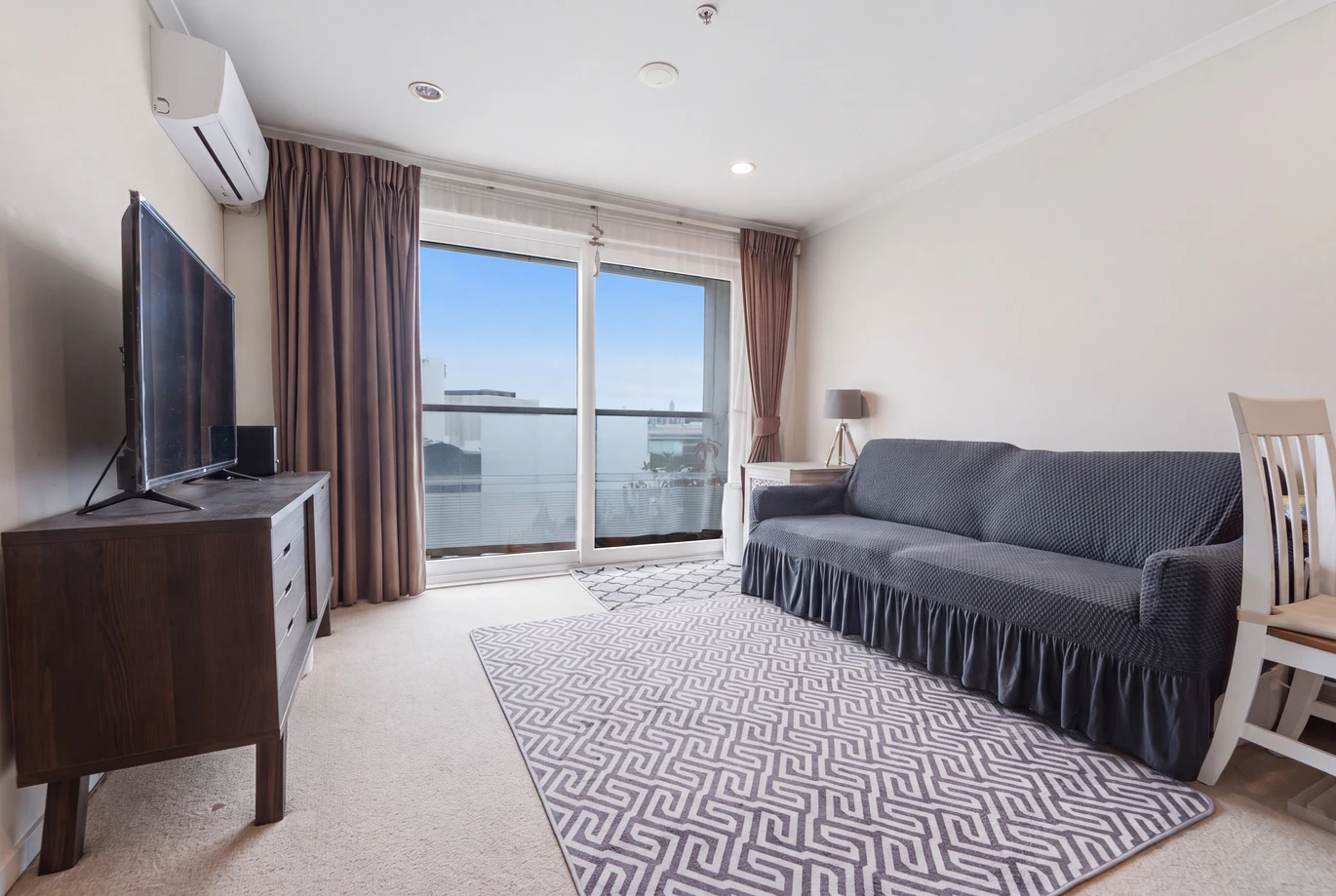 Overseas Vendor Must Sell – Double Grammar school zone (AGS & EGGS), 3 beds 2 baths apartment with 2 car parks, in the highly regarded King’s Square Apartments. 420/26 Remuera Road Newmarket, Auckland