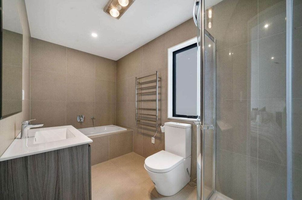 For rent, 4 beds 3 baths house with double garage, available 6th August, 5B Hemsway Place, Sunnyhills, Auckland