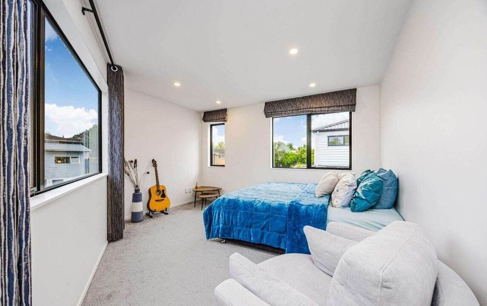 For rent, 4 beds 3 baths house with double garage, available 6th August, 5B Hemsway Place, Sunnyhills, Auckland