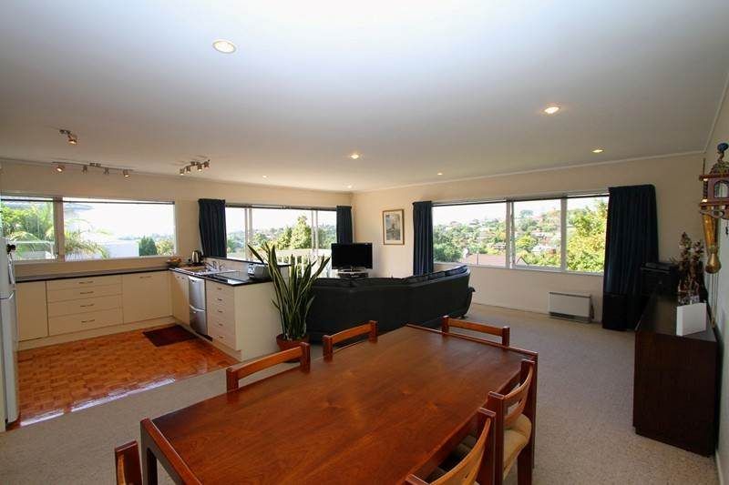 For rent, No smokers, MACLEANS ZONE & Swimming Pool Includes, 4 beds 2 baths house with standalone double garage, available 14th September, 28 Haseler Crescent, Mellons Bay, Auckland