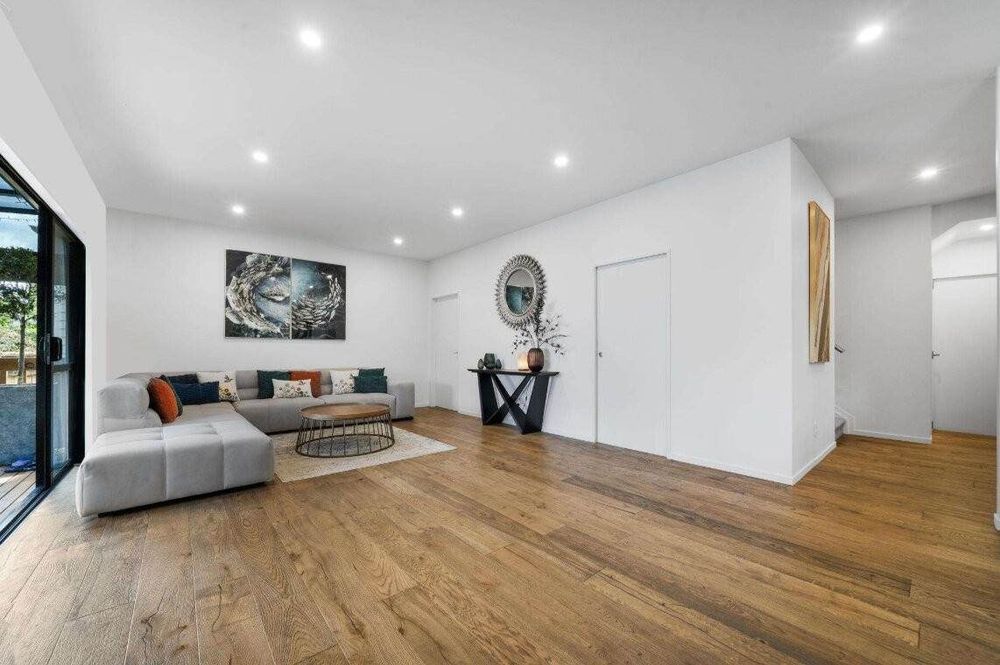 For rent, 4 beds 3 baths house with double garage, available 6th August, 5B Hemsway Place, Sunnyhills, Auckland