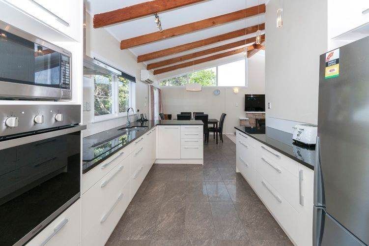 For rent, Newly carpeted 3 beds 1 bath main house with garage in the front, available 27th July, 59 La Trobe Street, Pakuranga, Auckland