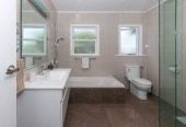 For rent, Newly carpeted 3 beds 1 bath main house with garage in the front, available 27th July, 59 La Trobe Street, Pakuranga, Auckland