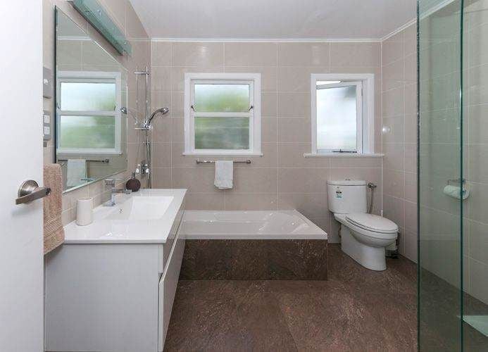 For rent, Newly carpeted 3 beds 1 bath main house with garage in the front, available 27th July, 59 La Trobe Street, Pakuranga, Auckland