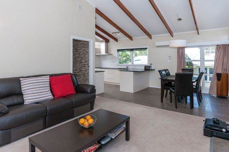 For rent, Newly carpeted 3 beds 1 bath main house with garage in the front, available 27th July, 59 La Trobe Street, Pakuranga, Auckland