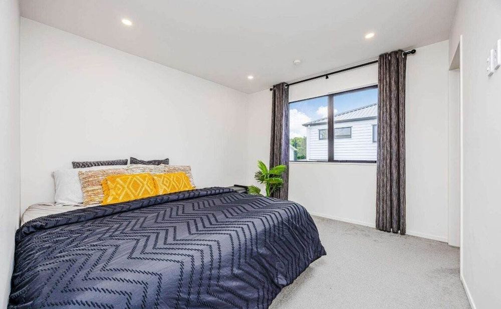 For rent, 4 beds 3 baths house with double garage, available 6th August, 5B Hemsway Place, Sunnyhills, Auckland