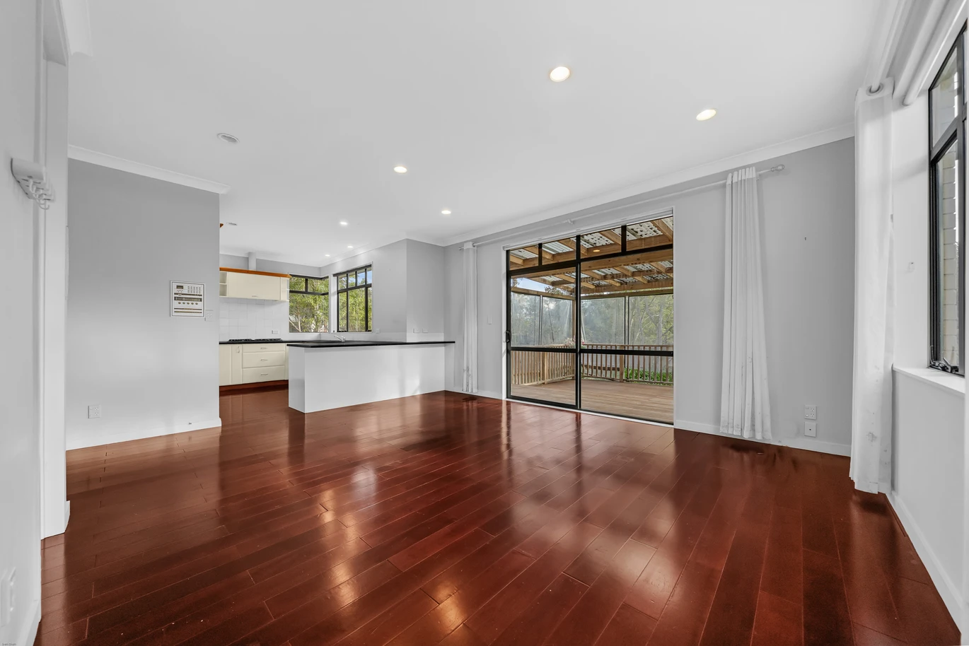 Grand Family Living on 806m² in Dannemora, 280m2 6 beds 3 baths house with double garage, Botany Downs Secondary College zone, 15 Kilkenny Drive East Tamaki Heights, Auckland