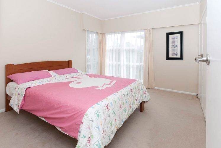 For rent, Newly carpeted 3 beds 1 bath main house with garage in the front, available 27th July, 59 La Trobe Street, Pakuranga, Auckland
