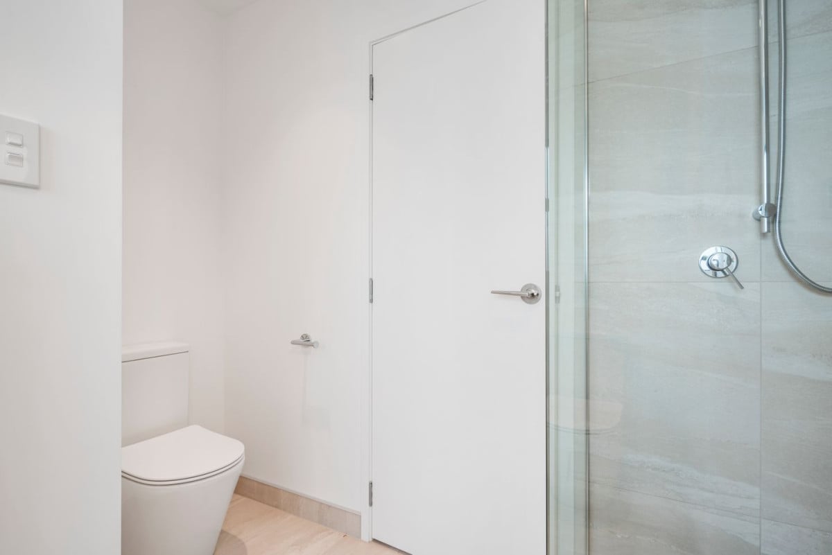 Price dropped to sell down the last 3 units, Brandnew freehold 3 beds 2.5 baths home with car park, No any Society cost, Under floor heating in both bathrooms, 7 Pharlap Drive, Northcross,, Auckland