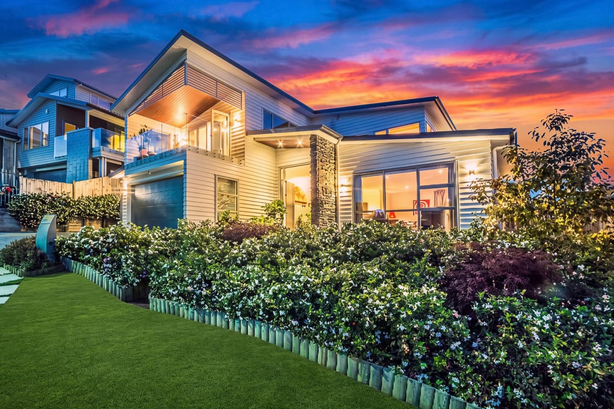 621m2 section, 2 kitchens, 334m2 5 beds ( 2 ensuites, Two additional semi-ensuite) 4 baths house with double garage, 2 ensuites ground floor, 9 Platinum Rise, Ranui, Auckland