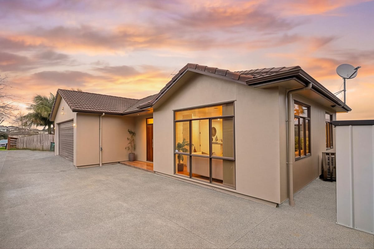 607m2 section, with uninterrupted views of the Waitakere Ranges, 256m2 4 beds 2.5 baths house with double garage, 14 Waltham Street, Henderson, Auckland