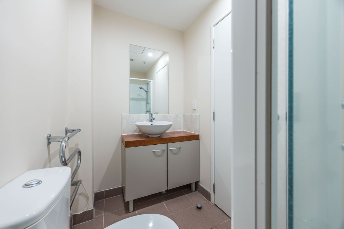The overseas owner is motivated to achieve a sale, Auckland Girls Grammar school zone, 44m2 Freehold 2 beds 1 bath apartment, 222/135 Hobson Street, Auckland Central, Auckland