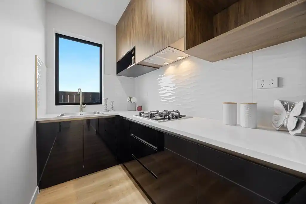 2 kitchens, 6 beds (4 ensuites) 5.5 baths house with double garage and 2 beds granny, 39 Park Green Avenue, Karaka, Auckland