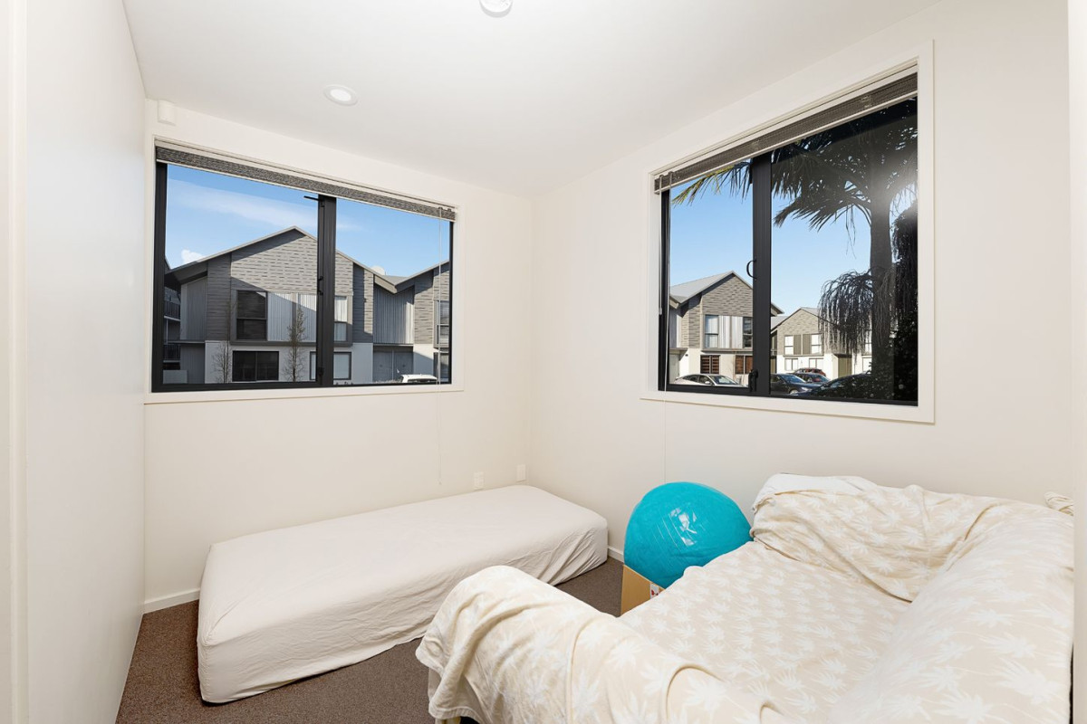 71sqm (Council) 2-storey, 2-bedroom + study, townhouse with 2-carparks in Mt Wellington, Currently tenanted (periodically) for $560/week, 47/51 Ireland Road, Mount Wellington, Auckland