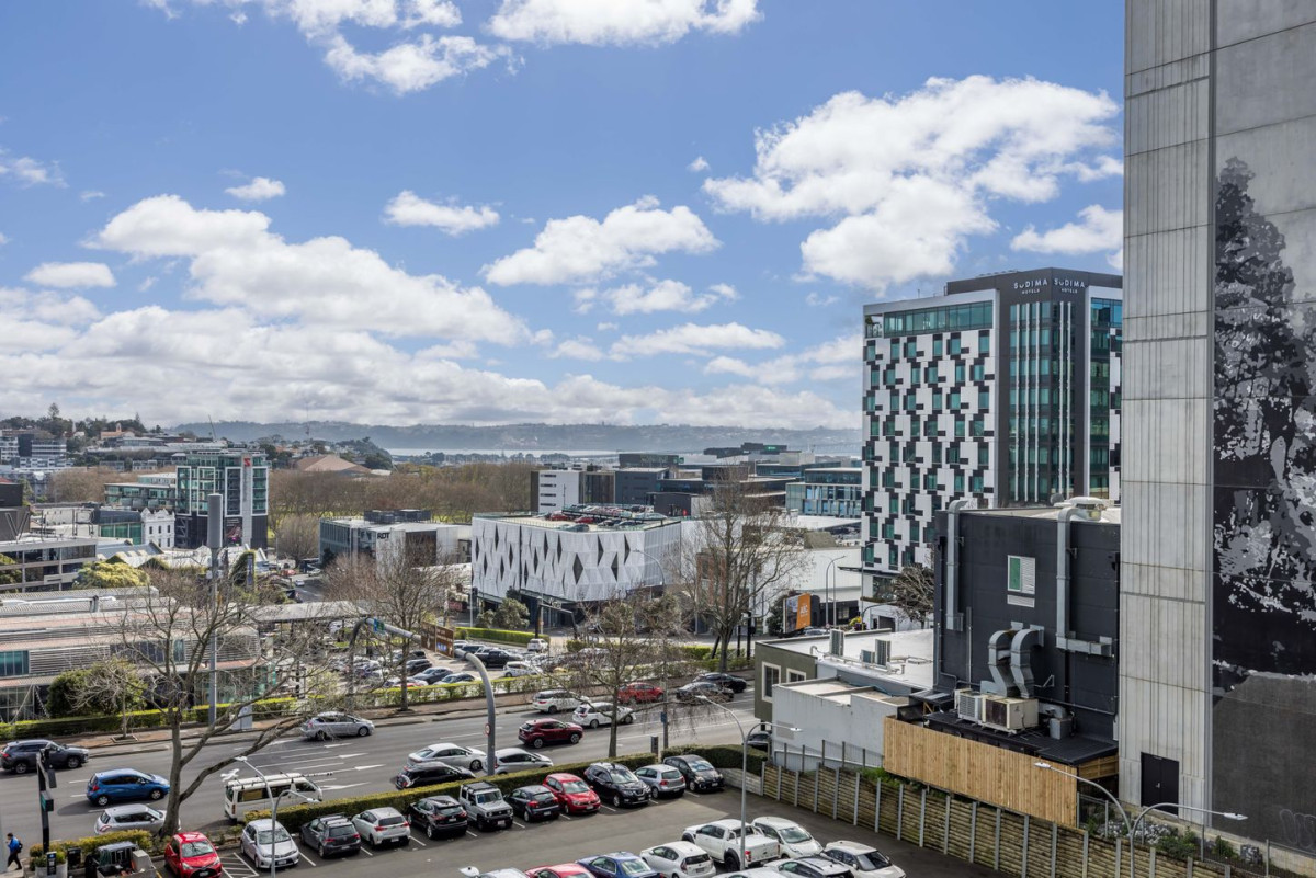 The overseas owner is motivated to achieve a sale, Auckland Girls Grammar school zone, 44m2 Freehold 2 beds 1 bath apartment, 222/135 Hobson Street, Auckland Central, Auckland