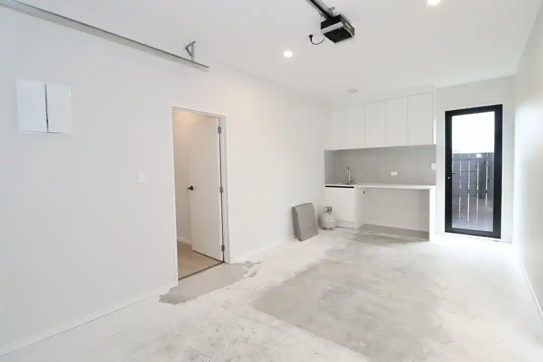 For rent, No Pet, No smoker, 5 beds 3 baths house with garage, including a self-contained 1-bedroom unit with its own living area, separate entry, and subletting allowed, Available from the 7th July, 13 Ngakau Road, Drury, Auckland