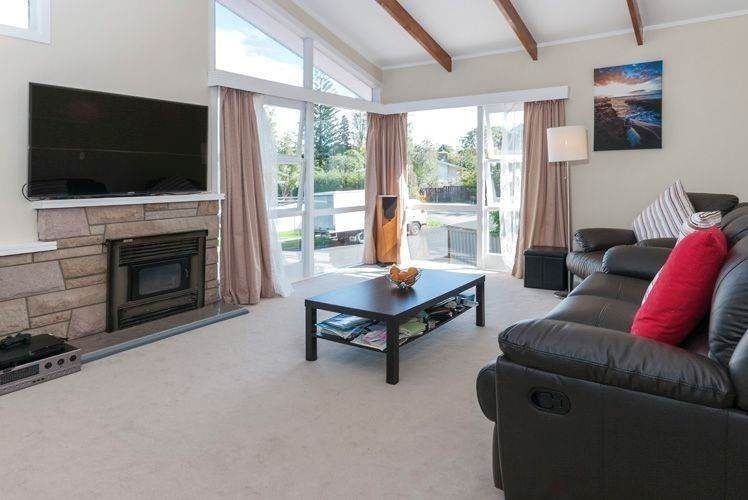 For rent, Newly carpeted 3 beds 1 bath main house with garage in the front, available 27th July, 59 La Trobe Street, Pakuranga, Auckland