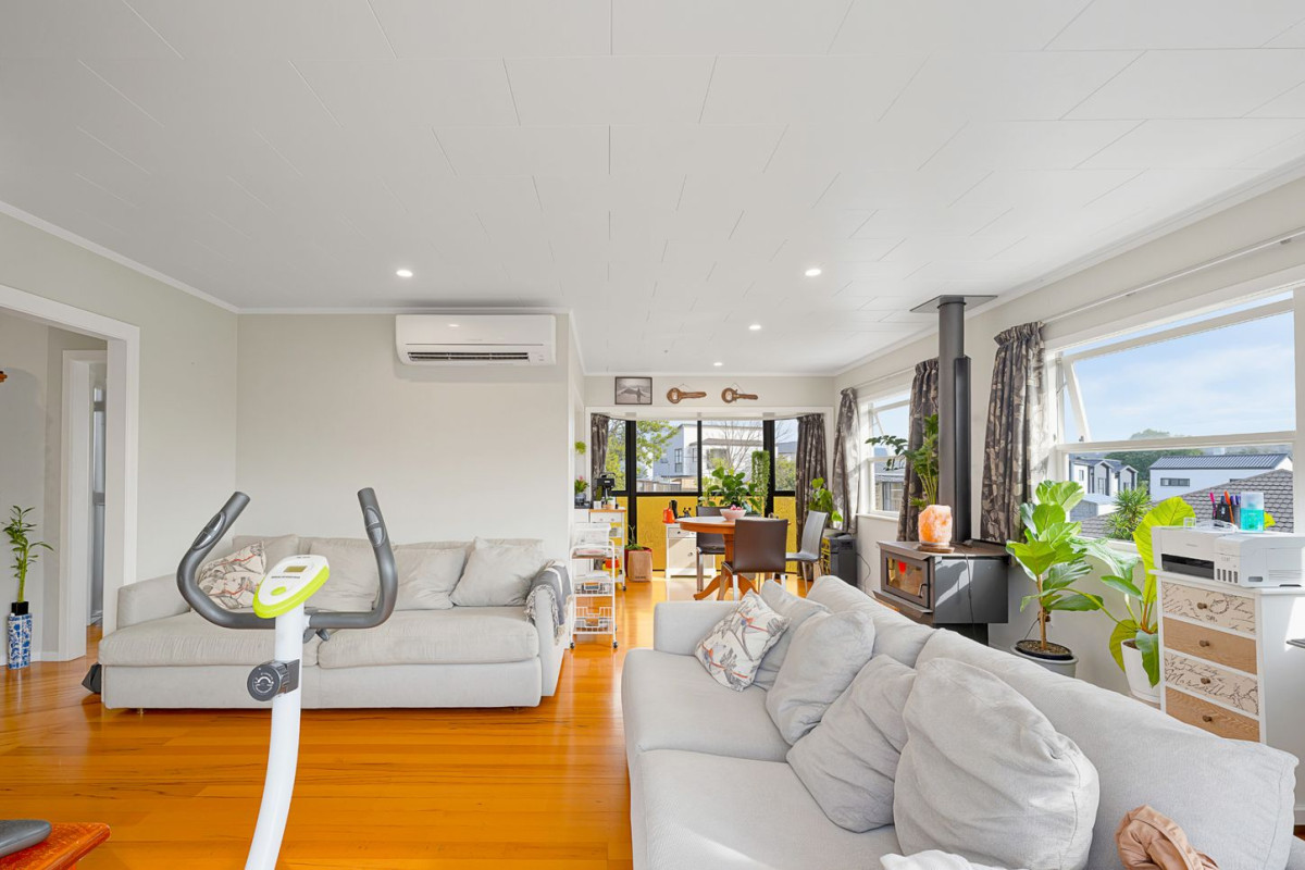 731m2 section, 3 beds 1 bath house with double garage, 5 Edgewood Way, Henderson, Auckland